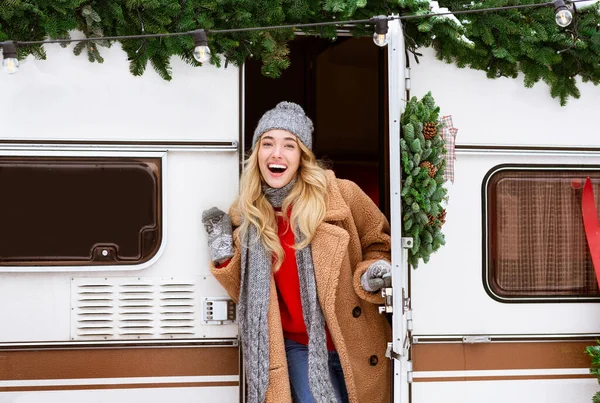 Viajes de invierno. Mujer rubia emocionada saliendo de Campervan moderna, Camping al aire libre —  Fotos de Stock