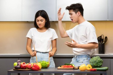 Kızgın Japon Koca Mutsuz Eşe Bağırıyor Mutfakta Beklerken