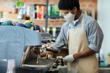Kafede modern barista ve favori hazır kahve.