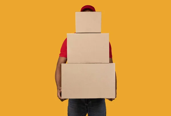 Entrega preto homem segurando pilha de caixas — Fotografia de Stock