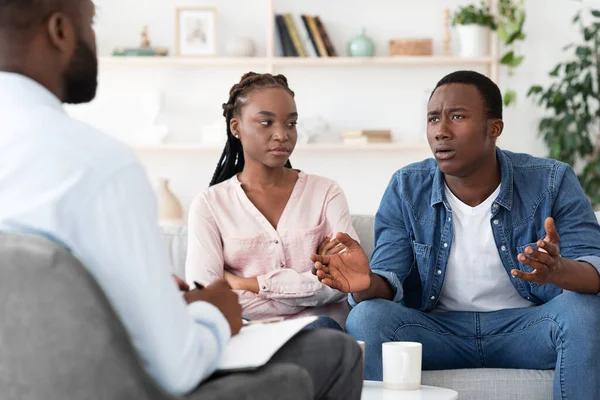 Homem negro emocional conversando com o conselheiro familiar na sessão de terapia conjugal — Fotografia de Stock