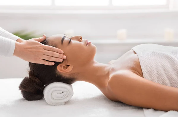 Ung asiatisk kvinna njuter av avslappnande huvud massage under skönhetsbehandling i Spa — Stockfoto