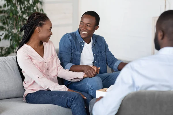 Feliz casal afro-americano visitando assistente social antes da adoção — Fotografia de Stock