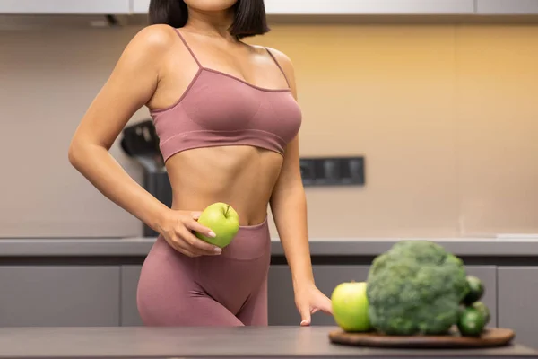 Slim Femme tenant Apple Dieting debout dans la cuisine moderne, cultivé — Photo