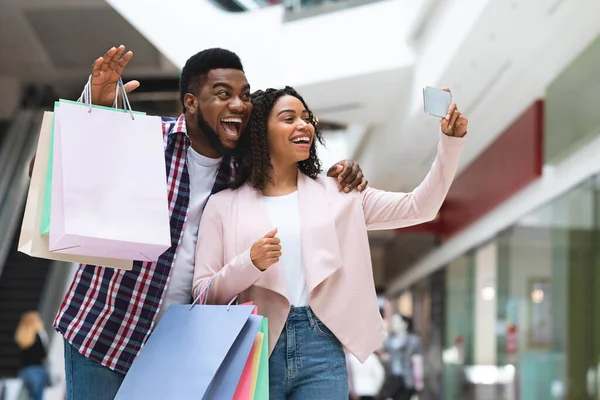 Örömteli fekete pár vesz Selfie Okostelefon Sikeres vásárlás után Mall — Stock Fotó