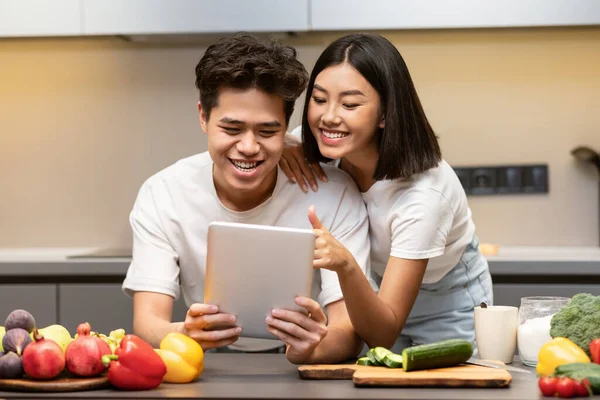 Asiatique petit ami et copine cuisine avec tablette numérique dans la cuisine — Photo