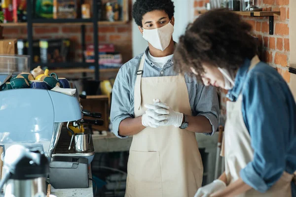 Distanciamento social, novos funcionários e pequenas empresas durante a epidemia de COVID-19 — Fotografia de Stock