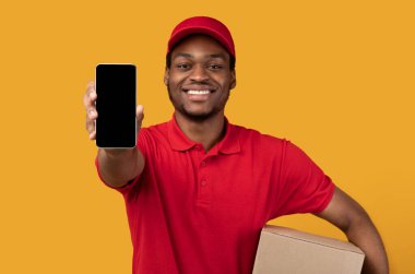 Afrikalı Amerikalı kurye cep telefonunu boş ekran ile gösteriyor.