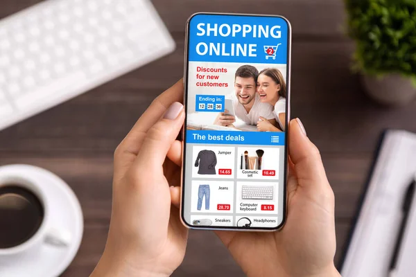 Lady hålla mobiltelefon med online shopping app sitter inomhus — Stockfoto