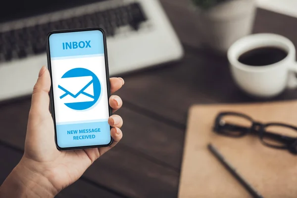 Colagem com a mão feminina mostrando celular com envelope de correio e nova notificação de mensagem na tela, espaço de cópia — Fotografia de Stock