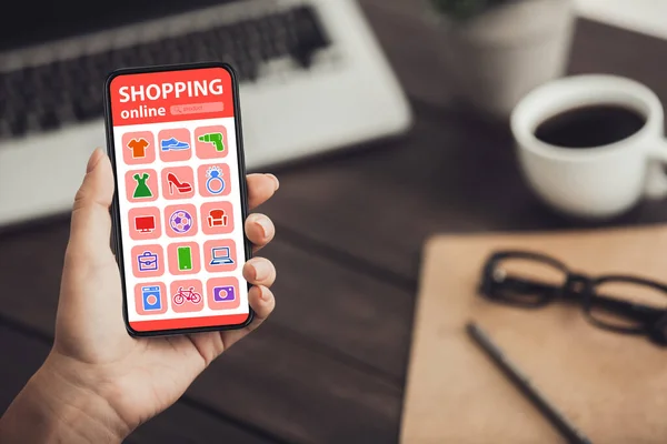 Telefone celular na mão feminina com aplicação de compras on-line, close-up — Fotografia de Stock