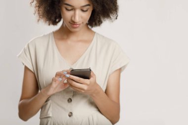 İnternette sörf yapmak, blogla çalışmak ve mesaj yazmak