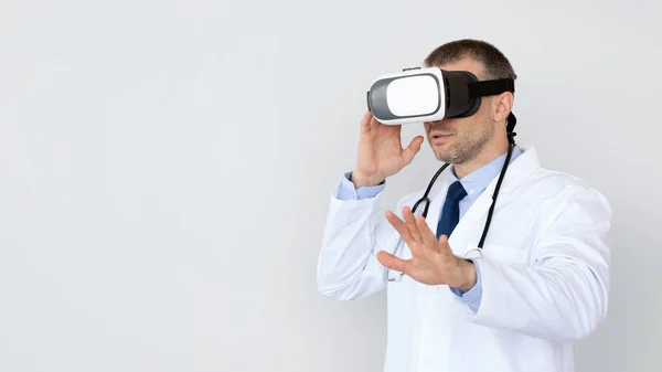 Doctor Using Virtual Reality Headset For Medical Purposes — Stock Photo, Image