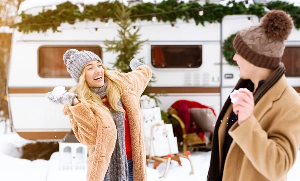 Pasatiempo de invierno. Joven pareja alegre divirtiéndose juntos al aire libre en el camping —  Fotos de Stock