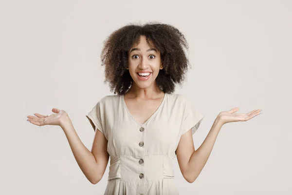 Chocada excitada afro-americana milenar mulher com olhos bem abertos estendendo seus braços para os lados — Fotografia de Stock