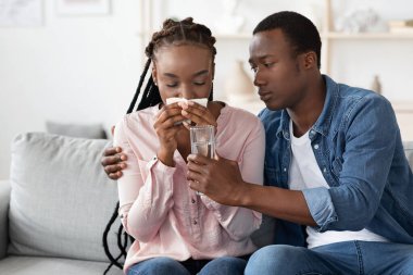 Duygusal çöküntü. Siyahi kocayı önemseyen Evde Ağlayan Eş Rahatlatan