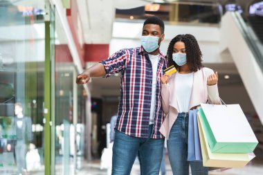 Tıp Maskeli Afro-Amerikalı çift alışveriş merkezinden alışveriş yapıyor.