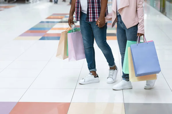 Nierozpoznawalna afrykańska para spacerująca w centrum handlowym, niosąca jasne torby na zakupy, przycięty obraz — Zdjęcie stockowe