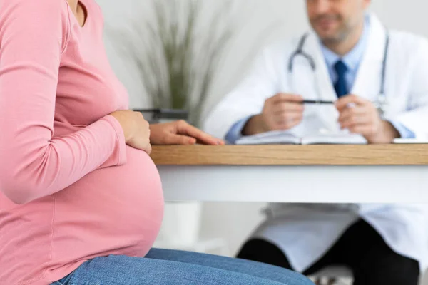Unrecognizable male doctor consulting young pregnant woman — Stock Photo, Image