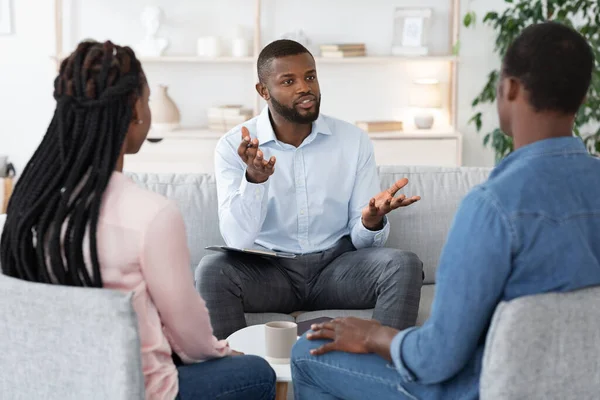 Familie Psychotherapie. Afro-Amerikaanse paar luisteren naar adviseurs adviezen tijdens therapiesessie — Stockfoto