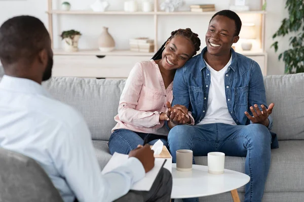 Counseling familial. Jeune couple noir heureux assis sur le canapé au bureau des psychothérapeutes — Photo