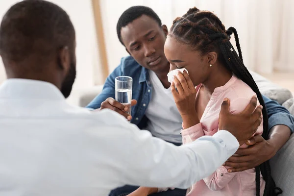 Cuidar al esposo negro y psicólogo reconfortar a la mujer llorona durante la terapia familiar —  Fotos de Stock