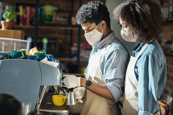 Café, pequenas empresas durante a nova quarentena normal e covid-19 — Fotografia de Stock