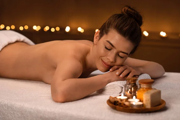 Pihent meztelen nő, aromaterápiás kezelés a gyógyfürdőben — Stock Fotó