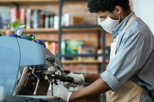 Barista profissional trabalha com equipamentos no café durante o distanciamento social — Fotografia de Stock