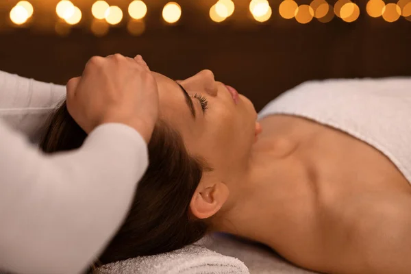 Close-up de jovem mulher recebendo massagem na cabeça — Fotografia de Stock