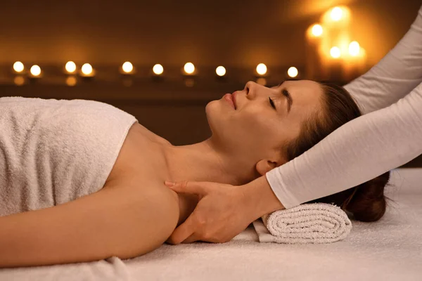 Mulher tendo sessão de massagem de corpo inteiro no spa moderno — Fotografia de Stock