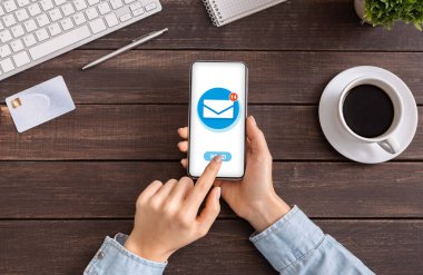 Ofisteki cep telefonunda gelen mesajları yönetmek için e-posta uygulaması kullanan genç bir kadınla yattı.