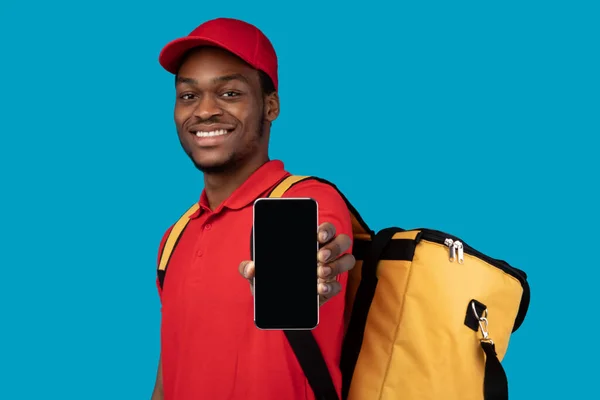 아프리카계 미국인 택배 원빈 화면으로 핸드폰을 보여 주는 모습 — 스톡 사진
