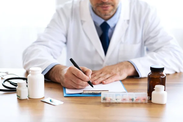 Close up of medical practitioner writing prescription — Stock Photo, Image