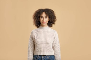 Sakin güzel kız öğrenci ve doğal duygular