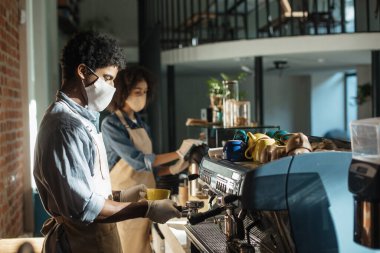 Yeni normal ve barista çalışma covid-19 karantina ve sosyal mesafe