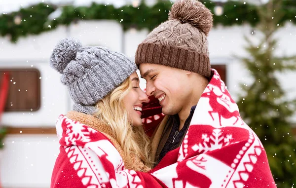 Romantique jeune couple enveloppé dans une couverture debout ensemble au camping d'hiver — Photo