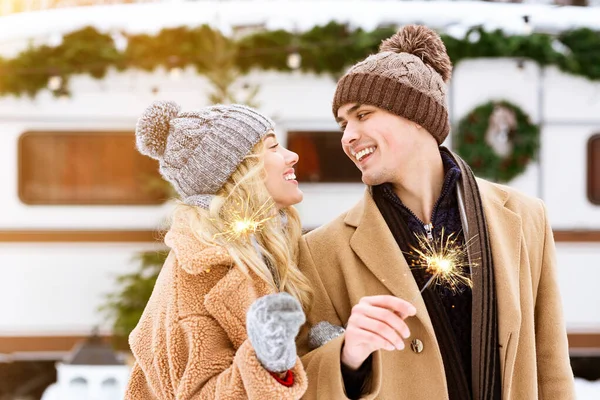 Romantisches Paar hält Wunderkerzen im Freien, feiert Winterurlaub auf dem Campingplatz — Stockfoto