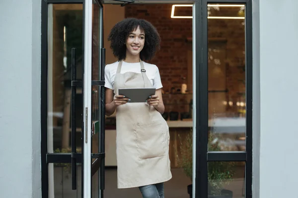 Kleine ondernemer of barista ontmoet klanten en accepteert online bestellingen — Stockfoto