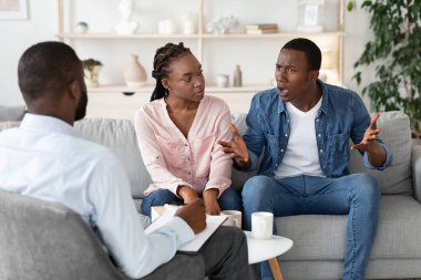 Genç Siyahi Eşlerin İlişki Sorunları, Terapi Toplantısı Danışmanıyla Oturum