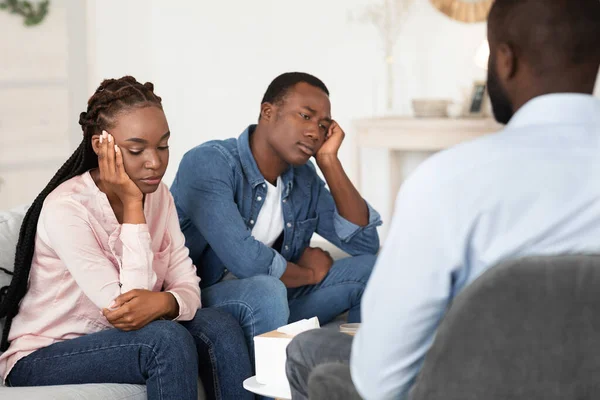 Psicoterapia conjugal. Triste casal negro sentado na sessão de terapia com psicólogo — Fotografia de Stock