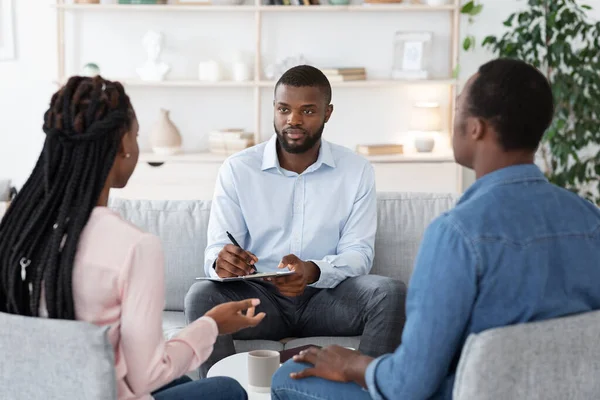 Profesyonel Evlilik Danışmanı Terapi Seansı sırasında Siyahi Çiftin Dinleme Sorunları — Stok fotoğraf