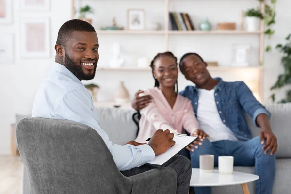 Οικογενειακή Ψυχοθεραπεία. Ευτυχισμένες μαύρες σύζυγοι και σύζυγος σύμβουλος απόσπαση μετά την επιτυχή θεραπεία — Φωτογραφία Αρχείου