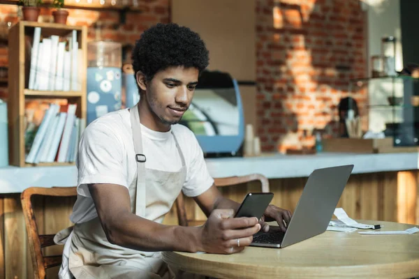 Online-Bestellung, neues normales und modernes Café während covid-19 — Stockfoto