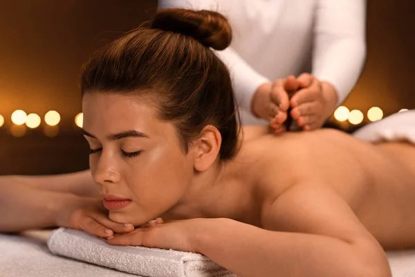 Primer plano de la hermosa mujer disfrutando de masaje de espalda — Foto de Stock