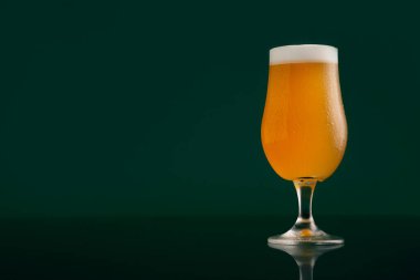 Hafif bira ve akşamları en sevdiği içecek.