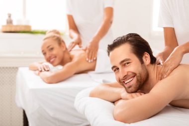 Mutlu Çift Sırt Masajı Alırken Spa Salonunda Keyifli Tedavi