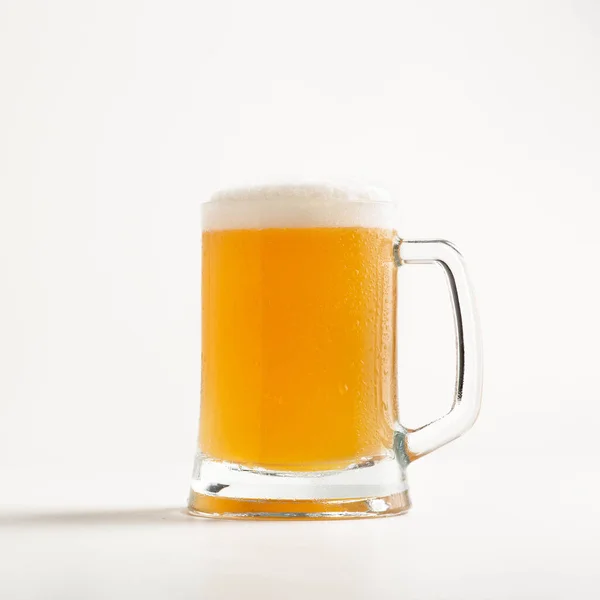 Lager, ale, bière publicité et boisson la plus populaire dans le pub en soirée — Photo