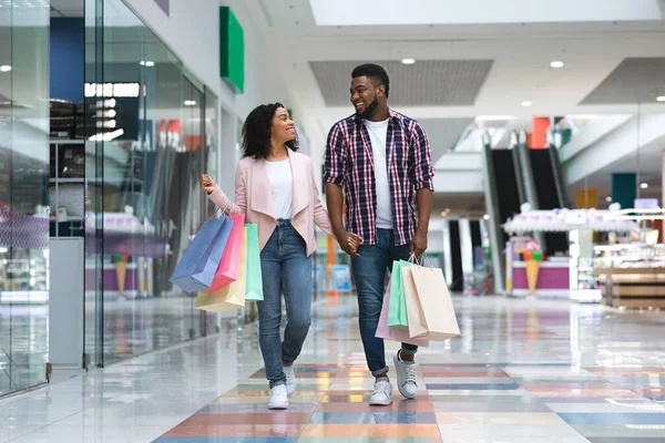 Compras em família. Casal Africano feliz andando na loja de departamento, fazendo compras juntos — Fotografia de Stock