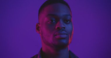 Neon lambalı yakışıklı Afro-Amerikan adamın stüdyo portresi.